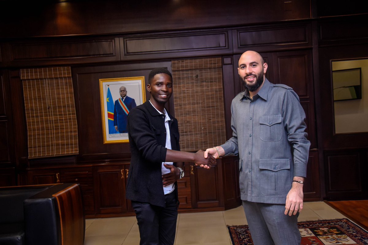AbedAchour's tweet photo. Didier Kabengele, mon invité venu de goma,m'a présenté son projet de tapis  pour la marche sportive fait entièrement de bois et sans électricité,du pur géni, je m'engage à travailler avec lui et à le soutenir comme il faut après ses études,  ce jeune est une fierté pour le pays ! https://t.co/7NEHwj5CgJ