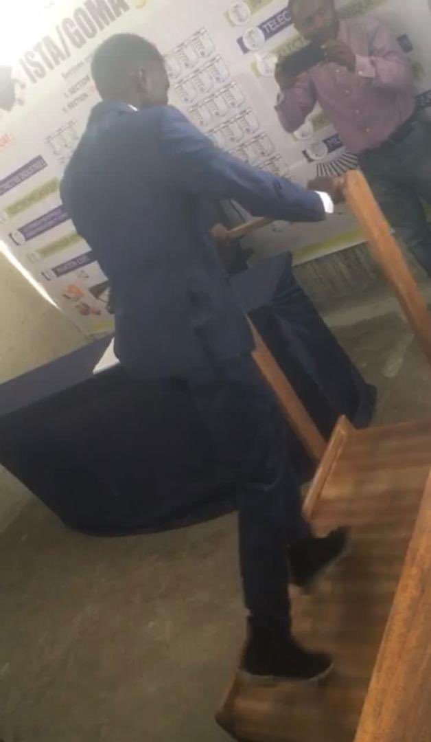 AbedAchour's tweet photo. Didier Kabengele, mon invité venu de goma,m'a présenté son projet de tapis  pour la marche sportive fait entièrement de bois et sans électricité,du pur géni, je m'engage à travailler avec lui et à le soutenir comme il faut après ses études,  ce jeune est une fierté pour le pays ! https://t.co/7NEHwj5CgJ