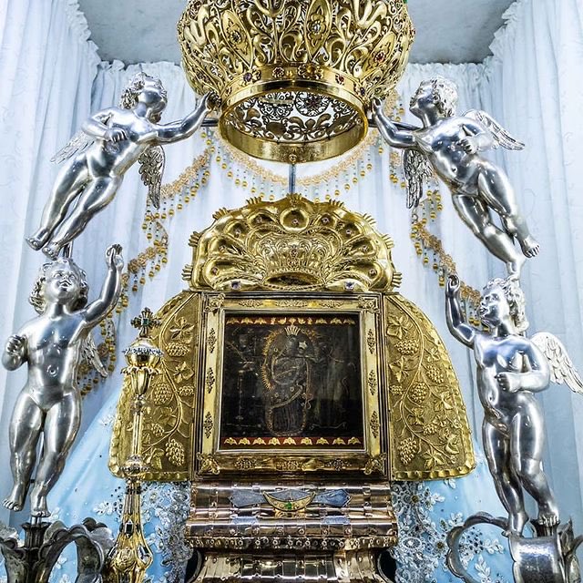 Hoy #18Nov celebramos la renovación milagrosa de nuestra Virgen de Chiquinquirá, patrona de los zulianos.

Hoy nos unimos en esta fecha tan especial para venerarla con mucha fe y devoción ¡Gracias bondadosa y piadosa madre por tu protección y por los favores recibidos!