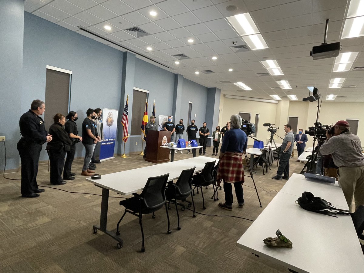 lsanto09's tweet photo. AT&amp;T Volunteer event today with Denver PD. We helped make 1000 thanksgiving meal baskets for families in need. Thank you for allowing us to help out! #ATTimpact #ATTbelieves @ATT @FirstNet @DenverPolice @denverpost https://t.co/xO442QMG16