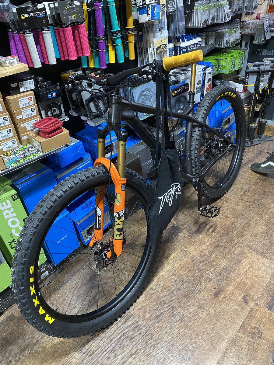 ajselwood's tweet photo. Been waiting for ages for this build. Finally ready and worth the wait #trekbikes #newbikeday #newbike #mtbchat #mtb #hardtail #trekstache #foxfactory #hopetech https://t.co/E1QArrJxoY