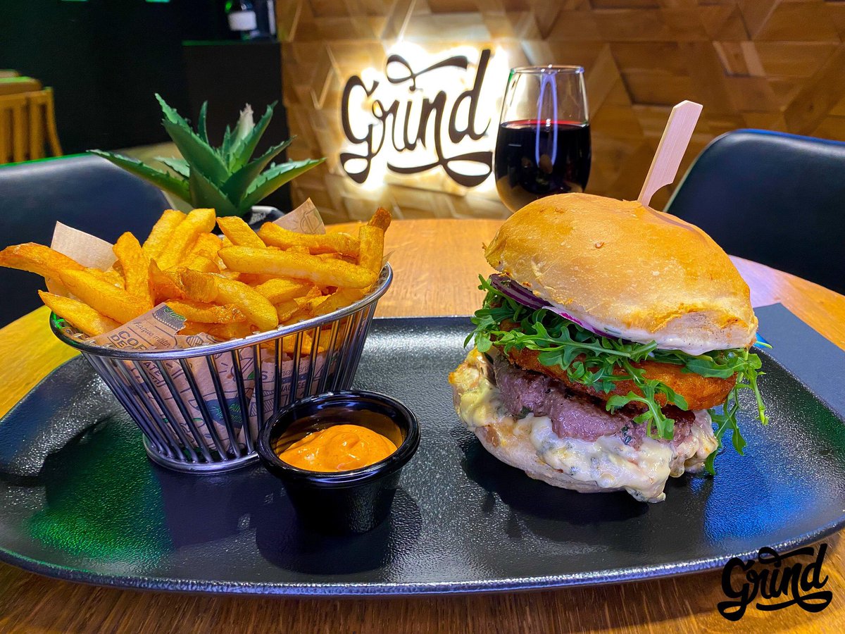LudoLEJEUNE's tweet photo. Grand 👏 à Aurélie et Kévin qui ont créer #LeGrind avec d’excellents burgers, bagels, desserts 100% locaux (produits frais). À présent, un 2è lieux vend le midi des bowls (anciens locaux). Belle réussite pour ce couple qui subit le chantier des Halles depuis le début 🏗 🚧 #LRSY https://t.co/zaHBL1KBnz
