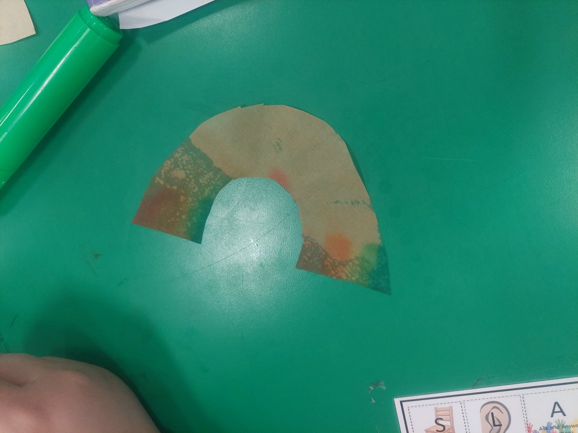 DMN_Y4's tweet photo. Growing rainbows in UAE as we investigate colours https://t.co/FUBN8155lJ