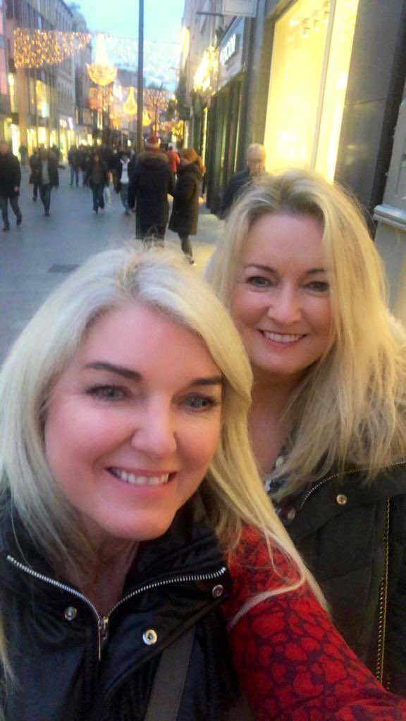 JoAnne_Dobson's tweet image. Sign of a successful day @brownthomas - Tahlia leather on tour @WestburyDublin @AperolSpritzUK #DarkAndStormy 🛍💺