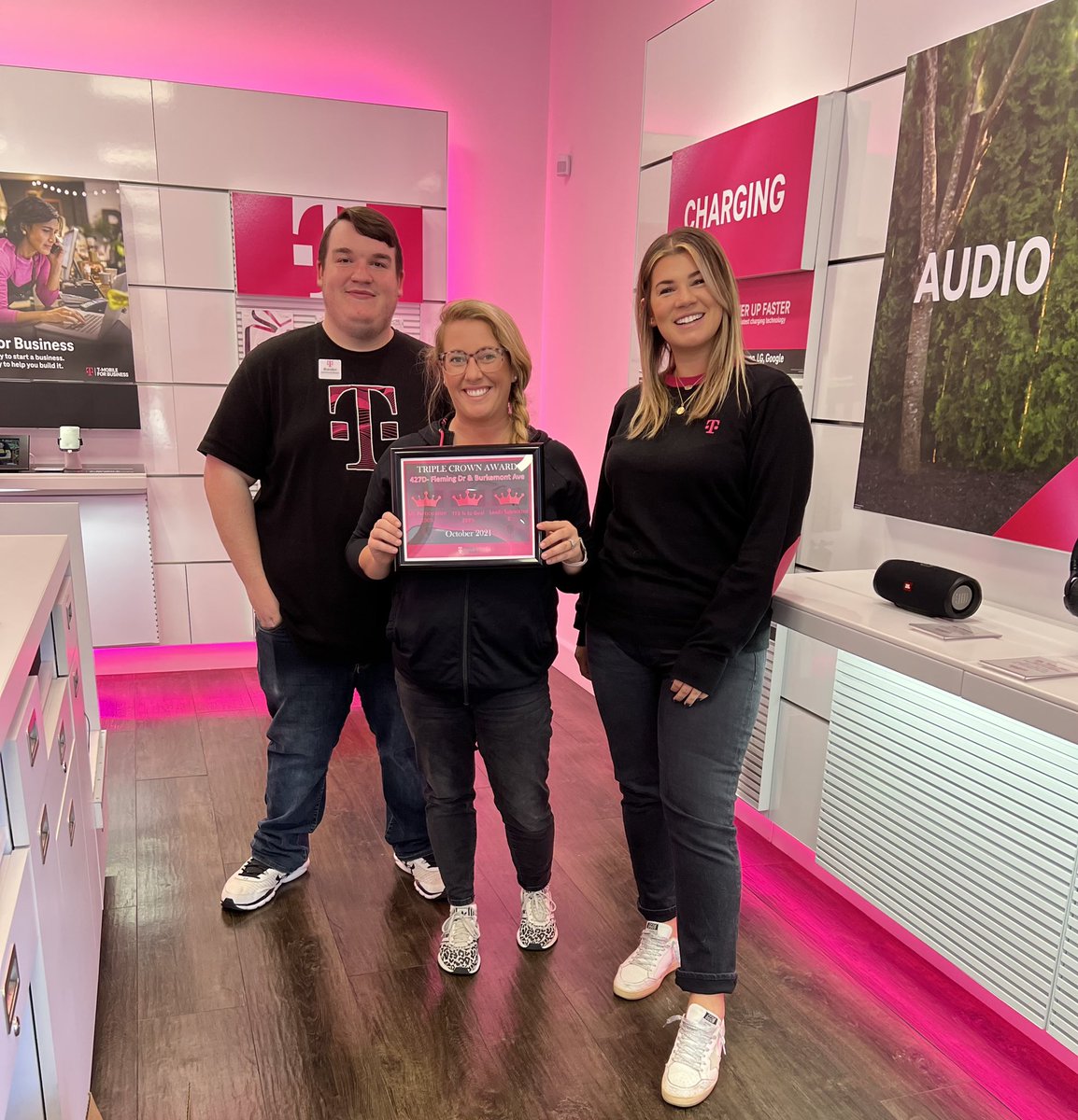 Lindsey and team Morganton with the #TFBTripleCrown and a 17 line win for October! 🥳 they are just heating up! A new business lead was sent today and the business owner took this pic! #LTtalksTFB @stacierobinson0 @jboy1724 @RGreer81 @CindyFalkner @MrDennisJones