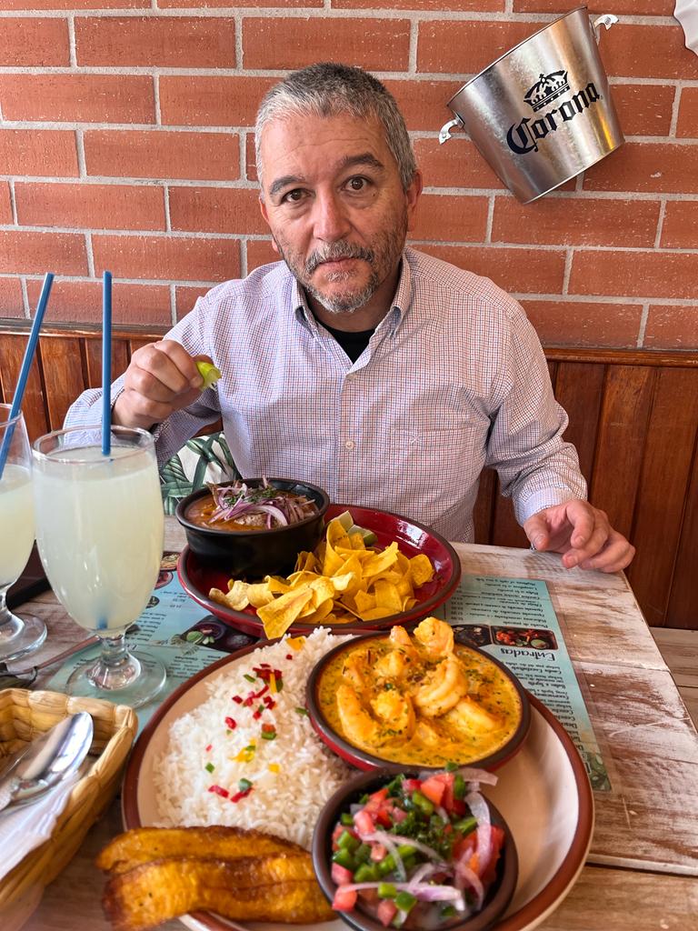 locobaldeon11's tweet photo. CEVICHE593, frente al portal de LDU en la avenida Amazonas. Encebollado, encocado de camarones jujujujuju https://t.co/wNJicXVLIL