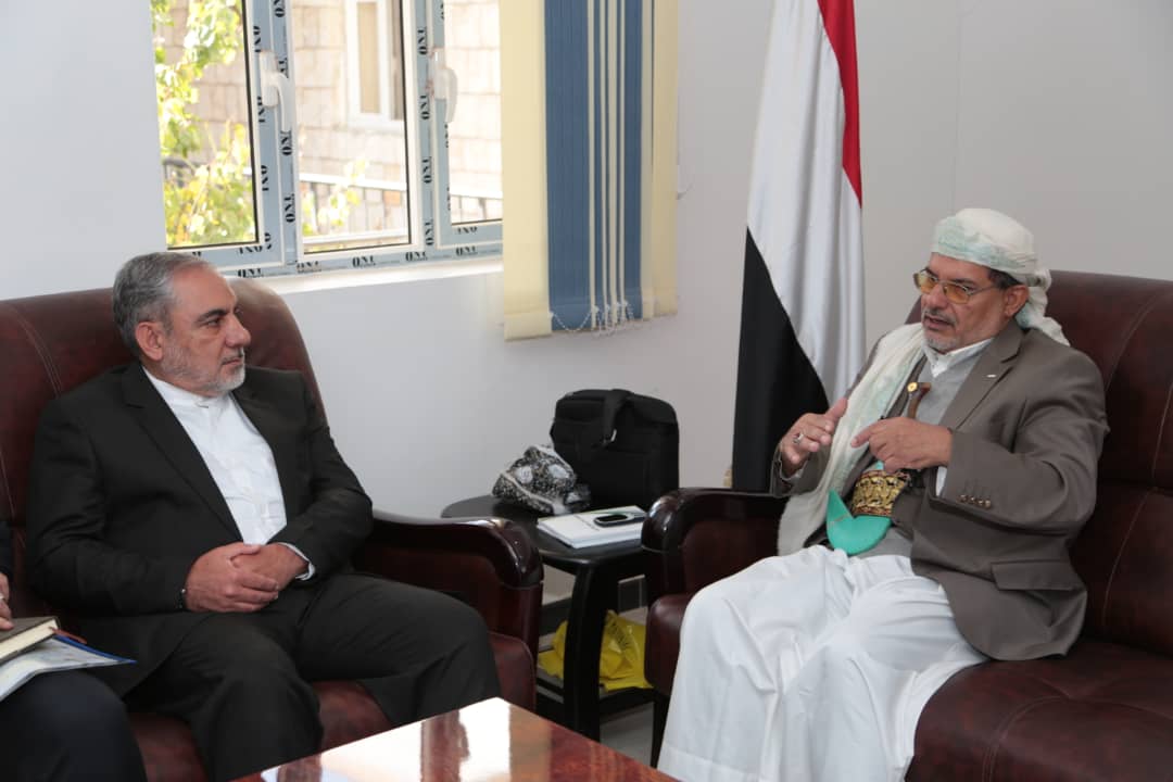 IRANINYEMEN1's tweet photo. التقى وزير التربية والتعليم يحيى بدر الدين الحوثي اليوم سفير الجمهورية الإسلامية الإيرانية بصنعاء حسن إيرلو. 

وبحث الجانبان علاقات التعاون الثنائية بين البلدين في قطاع التعليم والآليات الكفيلة بتعزيزها وتطويرها .1️⃣ https://t.co/hhnlILwXjs
