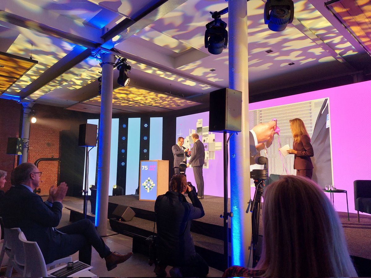 Afscheid van inspirerende <a href="/rdemuelenaere/">R de Mûelenaere</a> tijdens #75jaar @ConfedBouw. Veel succes aan opvolger Niko Demeester. Samenwerking overheid en bouw ook in de toekomst belangrijk.