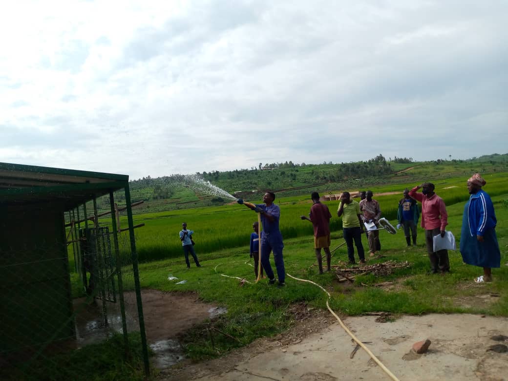RDO_Rwanda's tweet photo. Uyu wakane abakozi na @RDO_Rwanda mu mushinga #HingaWeze bahuguye Komite ya Koperative na Komite ya Water User kuri SSIT ya Kanyonyomba muri Kiramuruzi @GatsiboDistrict kuburyo bwo kugeba umusanzu w'amazi bashingiye ku igenemigambi ryo kubungabunga ibikorwa byo kuhira. https://t.co/NrTerS62ve