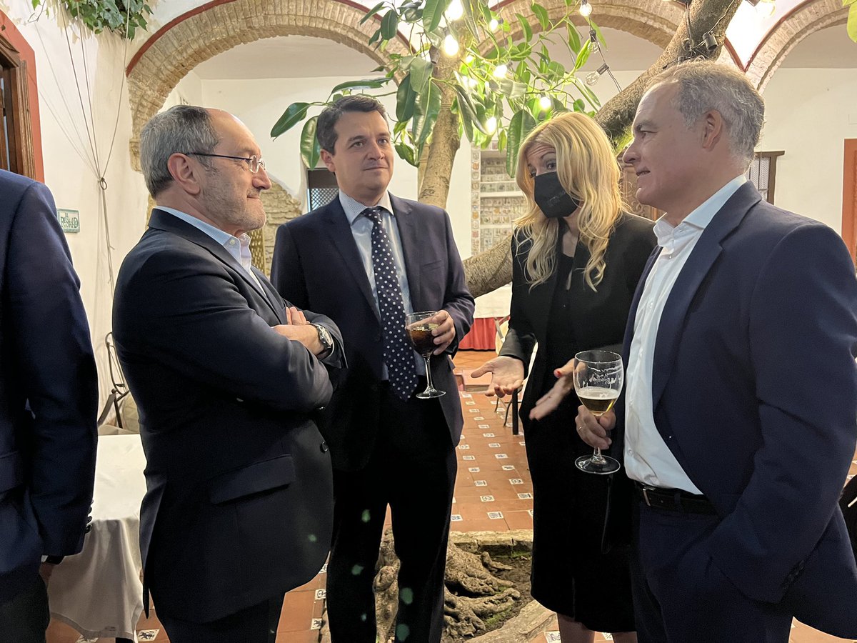 🔵 Encuentro de <a href="/jmbellidoroche/">José Maria Bellido</a>, Alcalde <a href="/ayuncordoba_es/">Ayuntamiento Córdoba</a>, con los ponentes de la I Edición del #CordobaCulturaDigital 

 ➡️ Podrás seguir en directo el evento a partir de mañana a las 10:00 a través de este enlace: bit.ly/3FvErPR