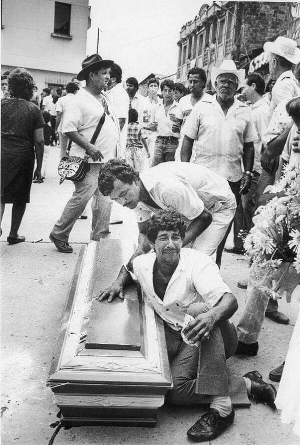 Hace 25 años los paramilitares masacraron a 43 personas en Segovia (Antioquia) por ser militantes de la Unión Patriótica 

¡Ni perdón, Ni olvido!

Nunca más