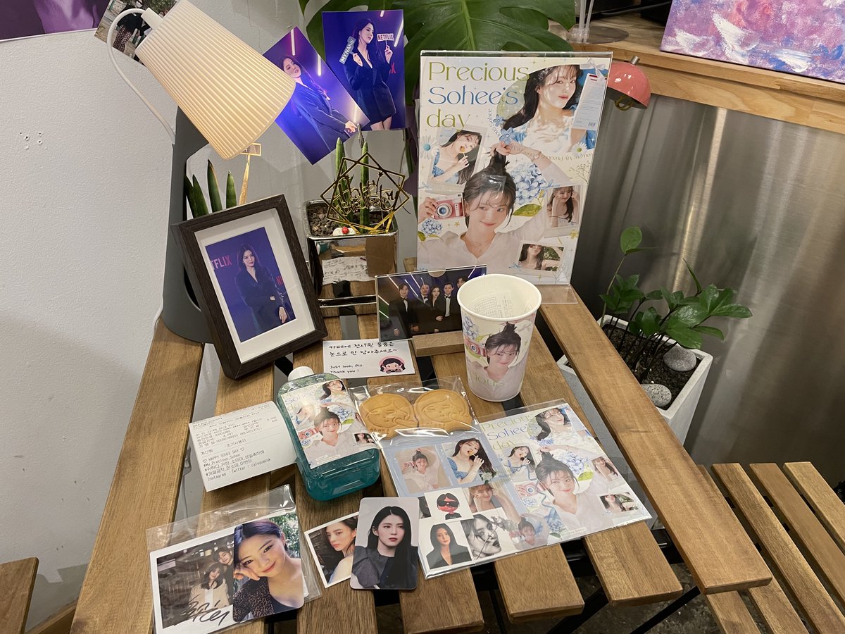 foroveit's tweet photo. 사장님과 소희 칭찬 배틀로 한바탕 떠들어서 
그런가 너무 행복한 기억으로 남은 곰작 카페😍 
귀하디 귀한 우리 소희로 가득한 공간을
소희 칭찬으로 가득 채우니 2배로 행복했다!💜

#My_Precious_Sohee
#귀하디_귀한_소희야_생일축하해 https://t.co/iEqakbwK9M