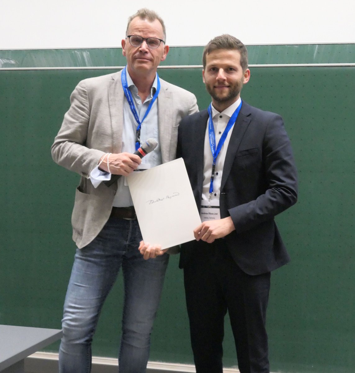 Dr. Andreas Ritzau-Jost von der #UniLeipzig hat den Du-Bois-Reymond-Preis bekommen. Die Deutsche Physiologische Gesellschaft würdigt damit sein hervorragendes wissenschaftliches Werk auf einem aktuellen Gebiet der #Physiologie. uni-leipzig.de/newsdetail/art…
Foto: Ralf Brandes