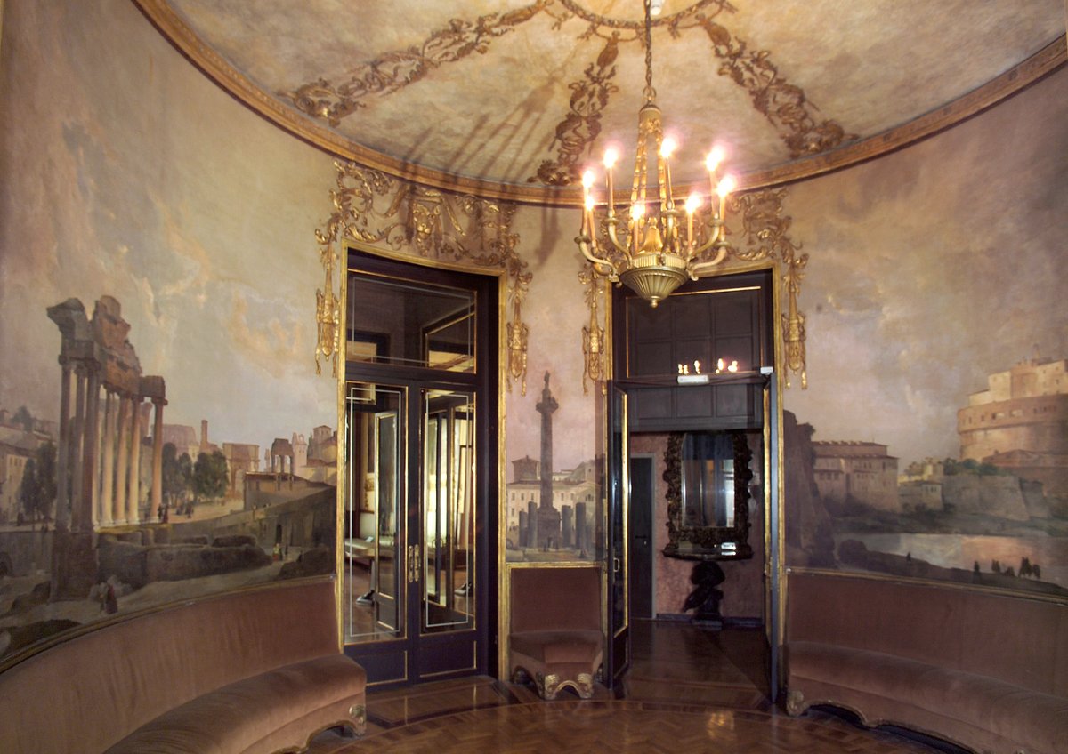 padovamusei's tweet photo. #GiovedìAlPedrocchi
La Sala romana ha pianta circolare. Sulle pareti si aprono tre porte e una finestra, decorati nella parte superiore da fregi in stucco dorato, decorazioni che sono riprese anche sul soffitto.
#pedrocchi #padova #PadovaCultura #arte
https://t.co/fsAUUxG2cJ https://t.co/J5x69cD7Lx