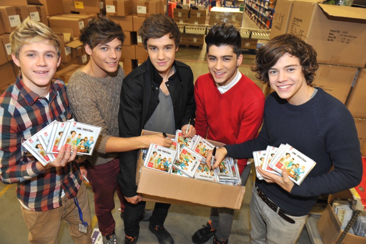 MTV's tweet photo. TEN YEARS AGO TODAY, @onedirection released their debut album #UpAllNight!! 🥲 ❤️ #10YearsOfUpAllNight https://t.co/PeaaA0YQ1l