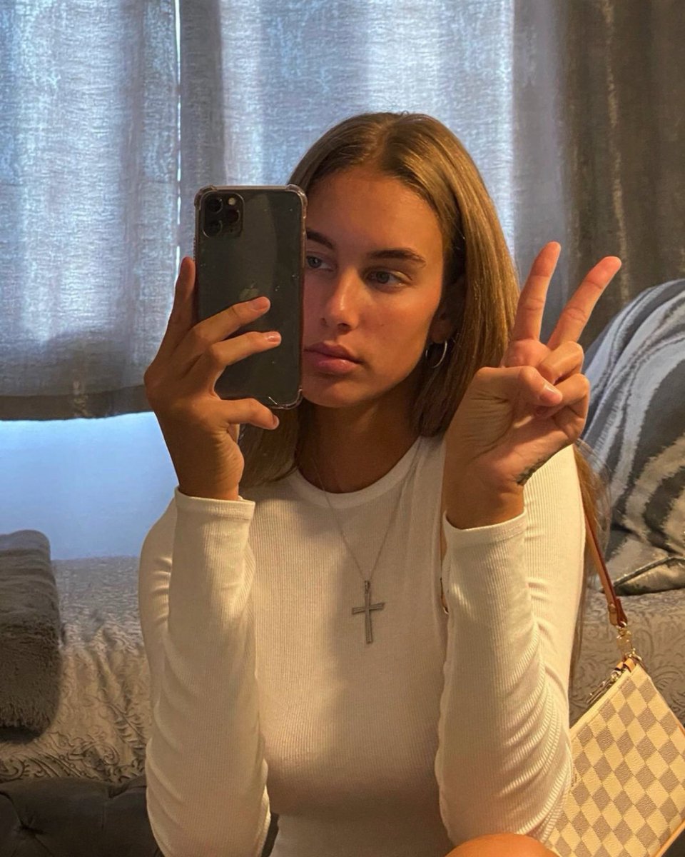 jadewilder8's tweet photo. bon j’ai honte de faire ça mais :
1 follow + 1 RT + 1 j’aime 
= une photo de moi un peu hot en dm
donc venez dm les garçons🤫 https://t.co/AXrQvks4WC