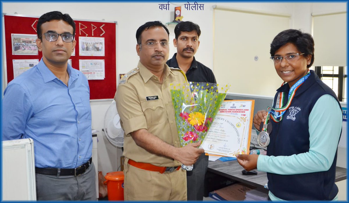 WardhaPolice's tweet photo. वर्धा पोलीस दलातील सिमा दुबे यांनी युथ नॅशनल चॅम्पियनशिप आर्चरी (तिरंदाजी) स्पर्धा-२०२१ मध्ये  कास्य तसेच अखिल भारतीय पोलीस क्रीडा स्पर्धा मध्ये  रौप्य पदक पटकावून केलेल्या उत्कृष्ट कामगिरी बाबत मा. पोलीस अधीक्षक वर्धा यांचे हस्ते सत्कार.
@DGPMaharashtra
#Proudmoment https://t.co/Eh73xUDbXB