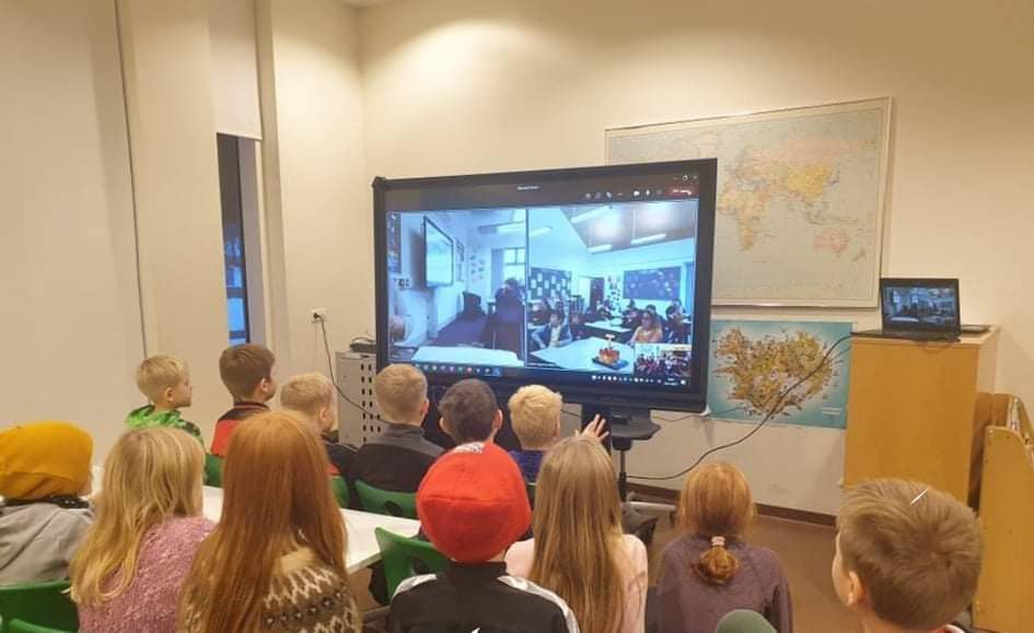 D4: Við notum þennan skjá (Promethean board) mjög mikið!! Vorum að spjalla við börn frá Wales þarna. Svo verð ég líka að nefna besta samstarfsfólkið! <a href="/valamargretj/">Vala Margrét Jóhanns</a> <a href="/Lukka20653333/">Lukka</a> #12dagatwitter