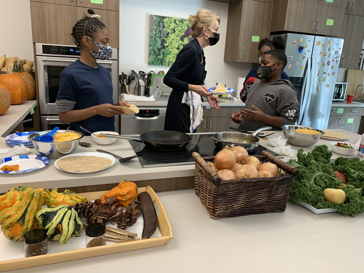 AFTunion's tweet photo. We joined the Food Prints class in partnership with @FRESHFARMDC. This morning students made sweet potato and kale quesadillas with vegetables fresh from the Kimball garden! https://t.co/XFTrH8ZcSE