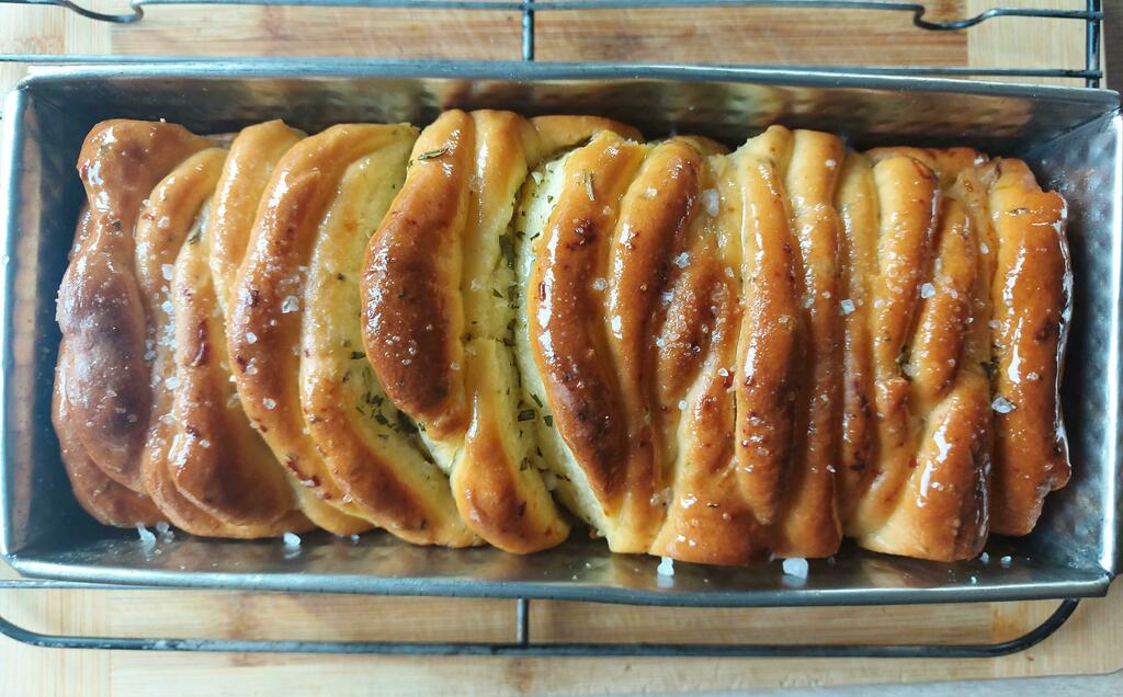 foodietechlab's tweet photo. [homemade] Rosemary garlic pull apart bread #viral #trending #foodie #foodblogger #foodphotography #ff #tbt #ico https://t.co/Z0p9oPm8Te