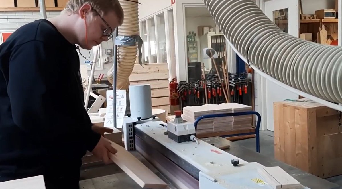 Patrick werkt bij houtwerkplaats 'De Klamp'. Hij maakt daar hele mooie dingen🔨! En werkt zelf met lasers😮! En Douwe heeft een goede Sinterklaas tip! 🎁 Wil jij ook wat aan Sinterklaas vertellen? Stuur het naar Binnen@alliade.nl✉️. Veel kijkplezier! bit.ly/3Dx145U