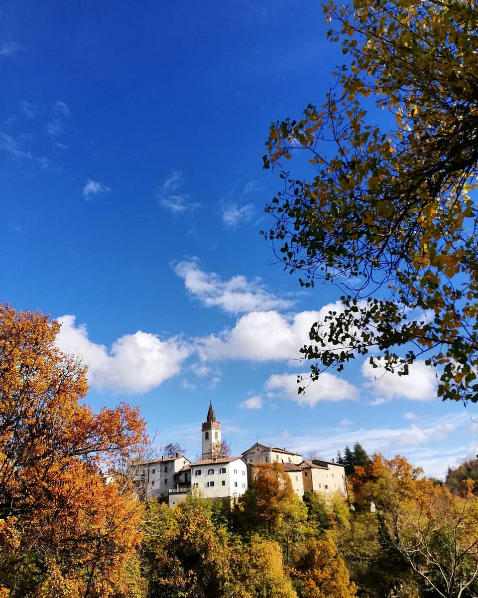 ModenaDintorni's tweet photo. Nel cuore delle colline #modenesi ormai dipinte d'autunno troviamo il piccolo borgo di #Samone
Lo conosci? 🤔
Ph clari.gue | Via #modenaedintorni https://t.co/FdeVOmw9iR