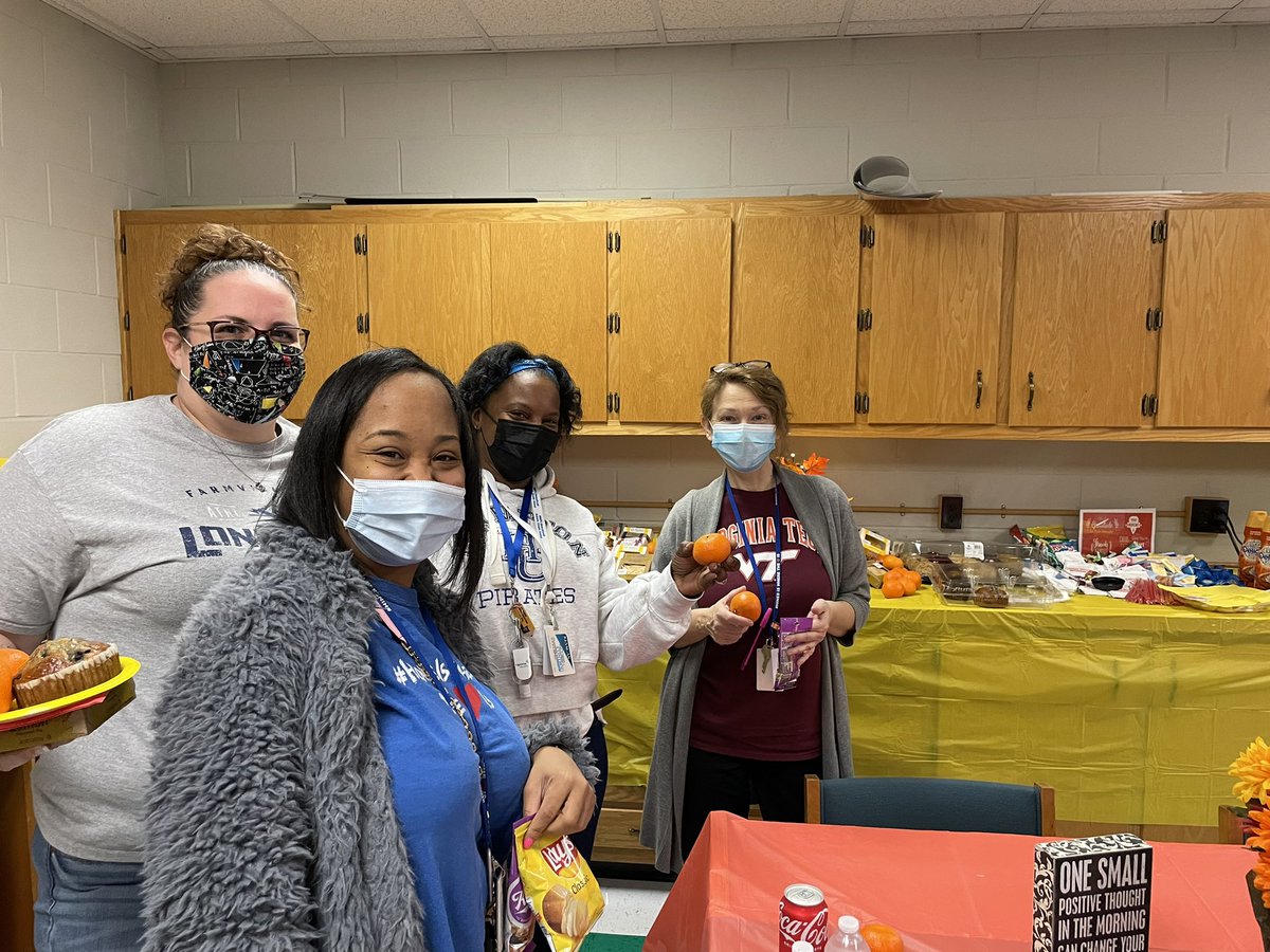 gatz_lisa's tweet photo. Thankful Thursday treats for our @HinesSpartans hardworking and amazing faculty and staff. I 🧡 my Spartan Family! @Horacetta1 @FeliciaFBarnett  @KristelEpps @NNPSLeads https://t.co/k7P1sRA6v8