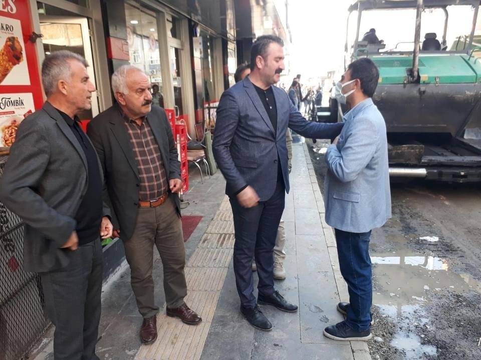 EyupSuba2's tweet photo. Ak Parti Bismil İlçe Başkanımız Sn.Veysel YAĞMUR ve yönetim kurulu üyeleriyle birlikte MERDANOĞLU caddesindeki esnafları ziyarette bulunup,Cadde esnafına covid-19 salgını sürecinde fedakarca çalışan esnafa hayırlı işler diledik.
@MahsumMelikoglu 
@eyupkadirinan 
@mucahidsuleyman https://t.co/Mzgh8vDlJP