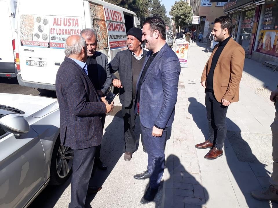EyupSuba2's tweet photo. Ak Parti Bismil İlçe Başkanımız Sn.Veysel YAĞMUR ve yönetim kurulu üyeleriyle birlikte MERDANOĞLU caddesindeki esnafları ziyarette bulunup,Cadde esnafına covid-19 salgını sürecinde fedakarca çalışan esnafa hayırlı işler diledik.
@MahsumMelikoglu 
@eyupkadirinan 
@mucahidsuleyman https://t.co/Mzgh8vDlJP