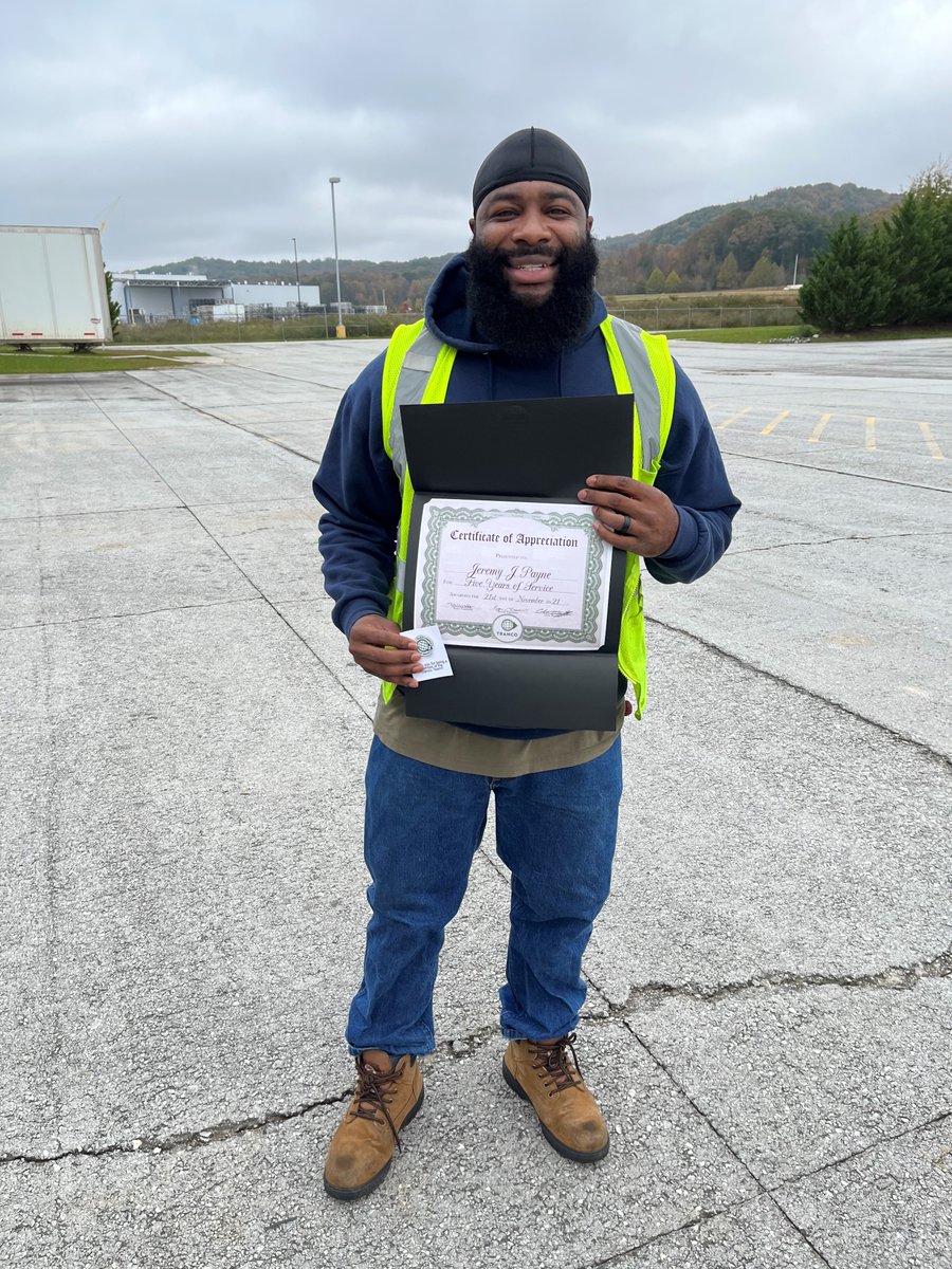 TrancoLogistics's tweet photo. This week we are recognizing TWO outstanding employees for 5 years of service. Thank you for all that you do!

Pictured: 
Jeremy Payne - Volkswagon Division
Kelly Grasty  - Warehousing

#ThankYou #WorkAnniversary https://t.co/jHvJh8kBrG