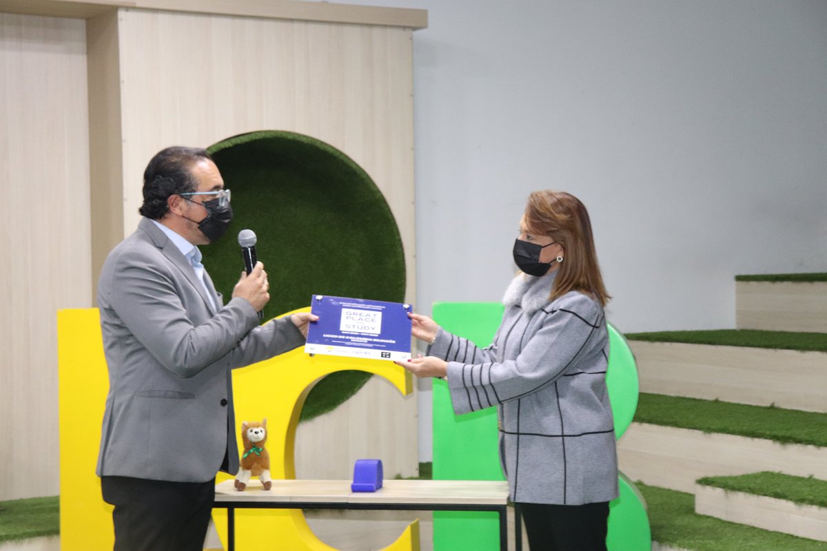 liceocolombia's tweet photo. Gracias a estudiantes, profesores y toda la familia LCB 💛💚, hoy podemos decir que somos un colegio "Great Place To Study", un reconocimiento que recibimos con orgullo y que nos motiva a seguir trabajando para la felicidad de todos.
Agradecimiento  @gptscolombia. https://t.co/NTYbqkkwpt