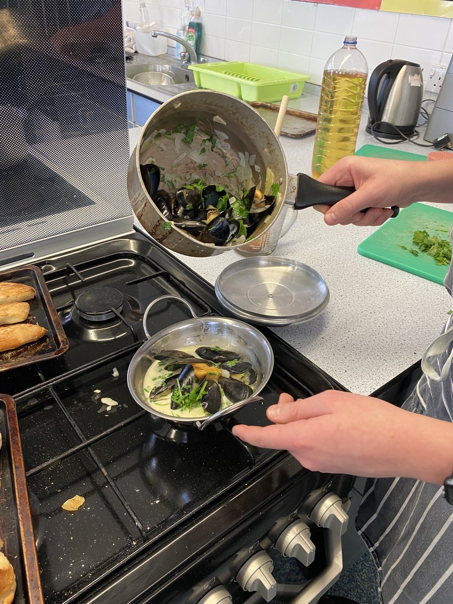 WarblingtonSch's tweet photo. Mussels served with freshly made bread! Fantastic work today Year 10 and 11! #fishheroes @FoodTCentre @mjseafood https://t.co/53Wf1S7d5J