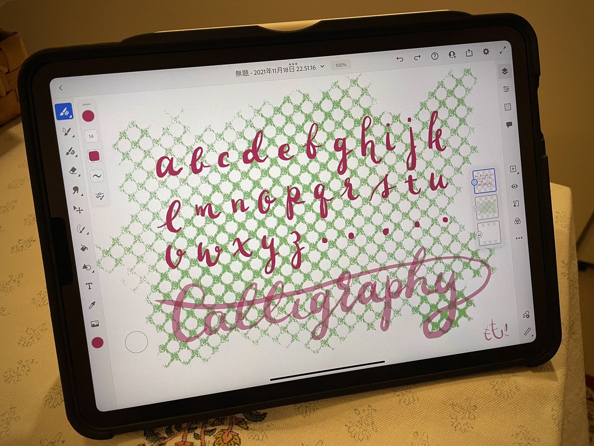 momosucre_web's tweet photo. 届いたiPad Proをペーパーライクフィルムと純正ペンシル、角度10段階調整のカバーでフル装備して、早速Adobe frescoで念願のデジタルブラシレタリングしてる…やっば楽しい！
クリエイティブに使える���うになるといいな。
Procreateの買い切り課金1,200円だから明日にはしてそうw
#practicecalligraphy https://t.co/07mIoM9gYk