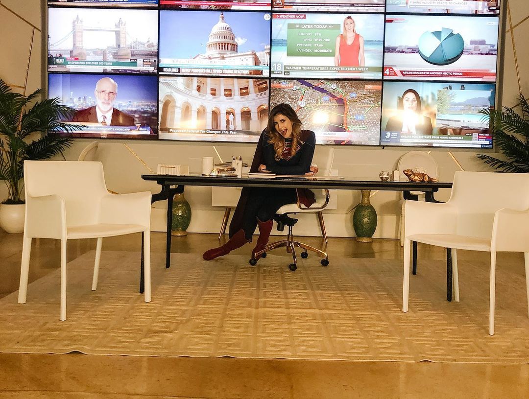 KaraZor_El's tweet photo. #Repost @courtneymrichter
When you’re on splinter unit alone in Catco waiting for other shot to finish.. You do a photo shoot obviously 🤣📸
#supergirl
.
.
.
.
.
#catco #karadanvers #strongertogether #supergirlseason6 #bts #set #backupbabe #double #kara #karazorel https://t.co/q1uuv5toZn