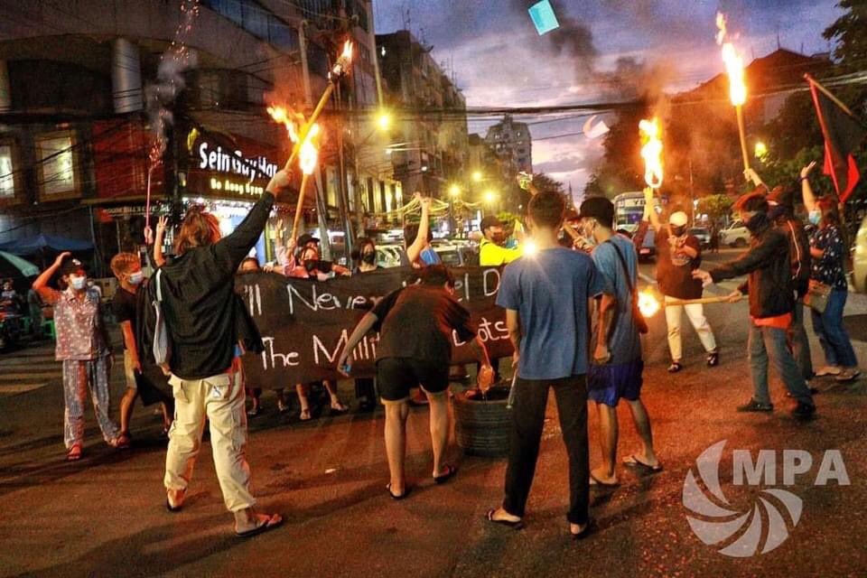 YuZaNaKg's tweet photo. Firecracker strike on Sule Road

 On the night of November 18, young people protesting against the military dictatorship with sticks on torches on Sule Road in Rangoon staged a boycott on the night of November 18.

#whathappeninginmyanmar 
  #MPA https://t.co/lCNFERXptR