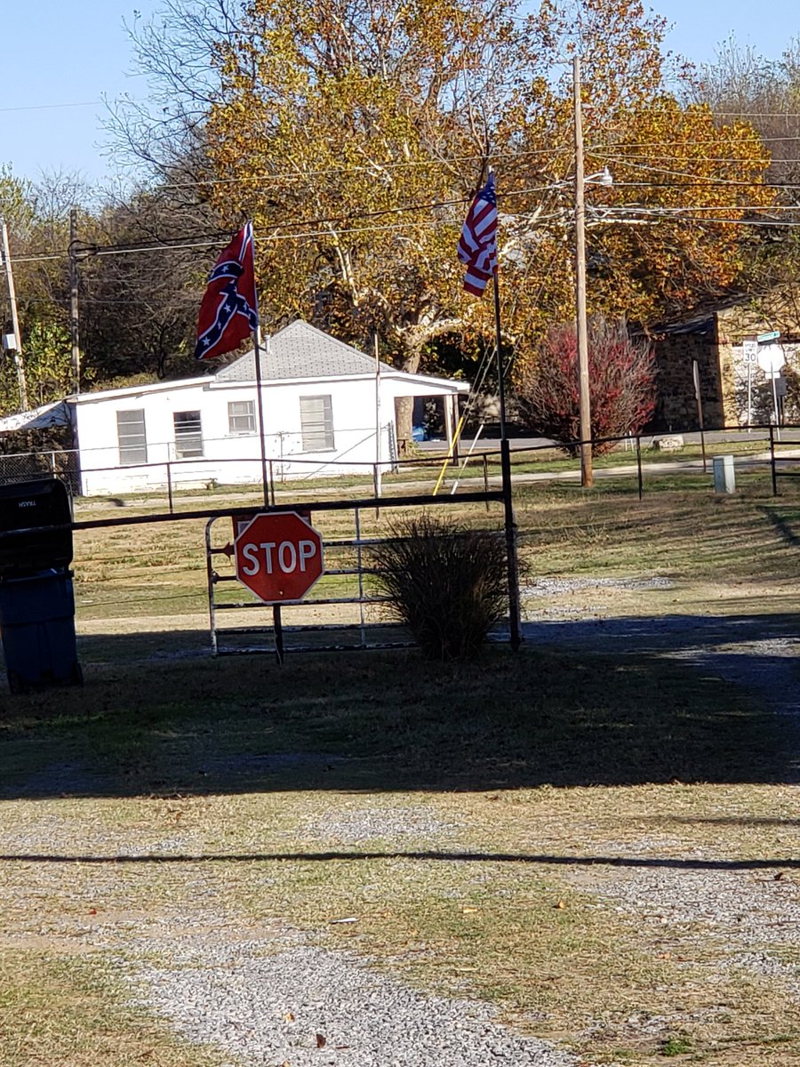 okprogressnow's tweet photo. In McAlester today, if you can, please come. There is still time to make this right @GovStitt. Here are some of the sights. The confederate battle flag flies less than a block from the penitentiary. Lots of media. #JusticeforJulius https://t.co/AoiXuFwc86