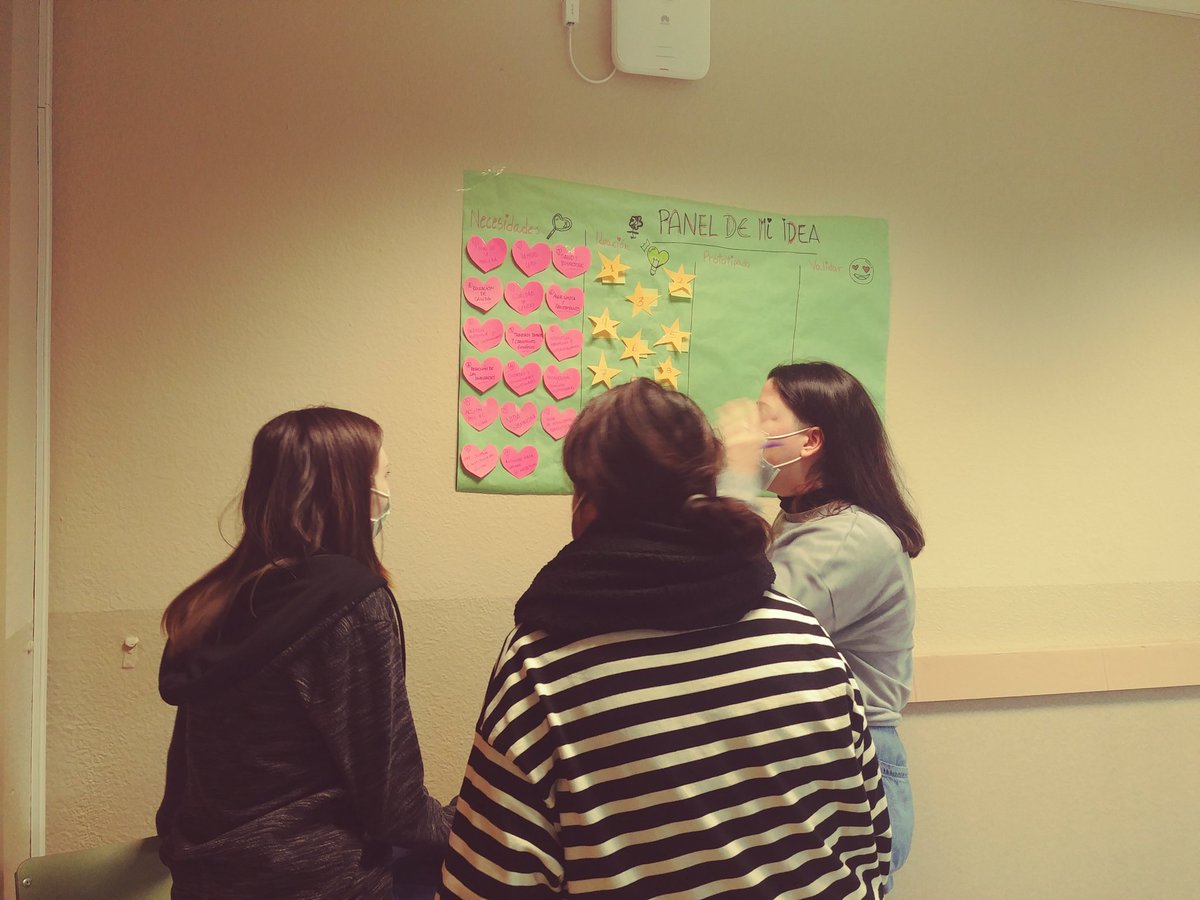JOSEALB65's tweet photo. Definida la idea las alumnas de 2 Caracterización @IESRamonyCajalV prototipan PMV con Legos y Storyboard. Mañana @luciaruizmontie nos orientará como llevar la idea al negocio en el taller Lean Bussines Canva. #MEFP_EMPRENDIMIENTOCYL #STARTINNOVA #FEFCYL #ComparteFP #e_fp https://t.co/c6UdYQIsDT