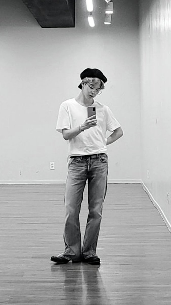 jeondipity_913's tweet photo. Posting this here proudly even though the similarity is 0.001%  (and yes, this girl cannot hold her phone in a sexc way like Jiminie so pls excuse 😂)
#PRIDEARSD 
 #LGBTarmyselcaday https://t.co/EYq6fcxCzk