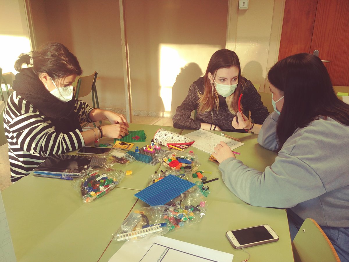 JOSEALB65's tweet photo. Definida la idea las alumnas de 2 Caracterización @IESRamonyCajalV prototipan PMV con Legos y Storyboard. Mañana @luciaruizmontie nos orientará como llevar la idea al negocio en el taller Lean Bussines Canva. #MEFP_EMPRENDIMIENTOCYL #STARTINNOVA #FEFCYL #ComparteFP #e_fp https://t.co/c6UdYQIsDT