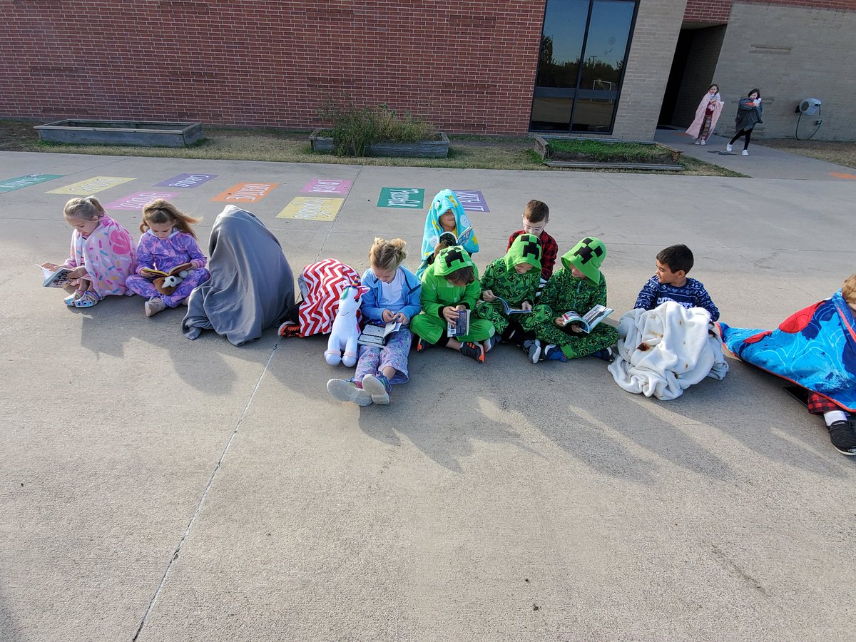 #AledoReads 
<a href="/AledoLibraries/">Aledo ISD Library Services</a> 
#CoderCatsCanDo 
Reading outside! You can read anywhere and anytime!