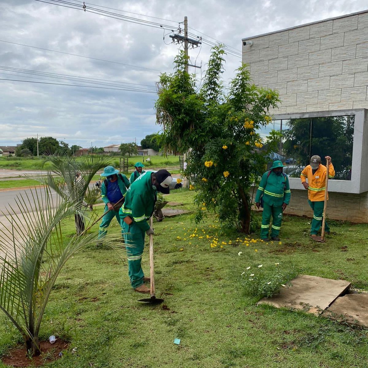 MaxMenezes's tweet photo. Nossa turma da 3ª área realizando uma super limpeza na parte externa do centro de especialidades. A Secretaria de Desenvolvimento Urbano segue cuidando e deixando Aparecida cada vez mais limpa bonita.
#maxmenezes https://t.co/VQkjAD1zVN