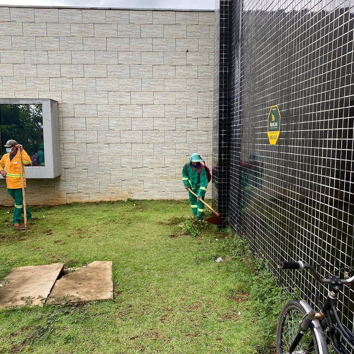 MaxMenezes's tweet photo. Nossa turma da 3ª área realizando uma super limpeza na parte externa do centro de especialidades. A Secretaria de Desenvolvimento Urbano segue cuidando e deixando Aparecida cada vez mais limpa bonita.
#maxmenezes https://t.co/VQkjAD1zVN
