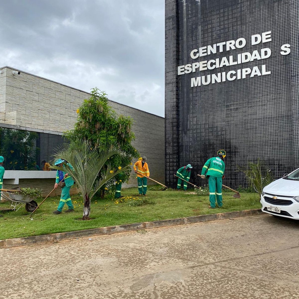 MaxMenezes's tweet photo. Nossa turma da 3ª área realizando uma super limpeza na parte externa do centro de especialidades. A Secretaria de Desenvolvimento Urbano segue cuidando e deixando Aparecida cada vez mais limpa bonita.
#maxmenezes https://t.co/VQkjAD1zVN