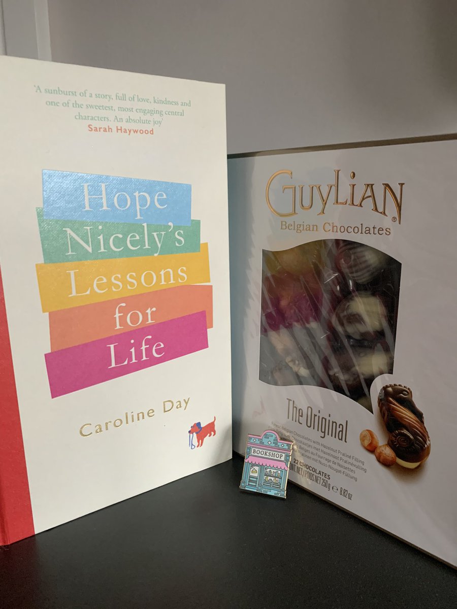thereadingpara's tweet image. Shall we do a #giveaway? Let’s! A Goldsboro Books signed First Edition of #HopeNicely, a box of chocolates &amp;amp; a bookshop pin badge! 

To enter, follow me, RT this tweet &amp;amp; comment #BookGiveaway below. UK only. Entries close midnight 25 November. Good luck! 🙌🏻