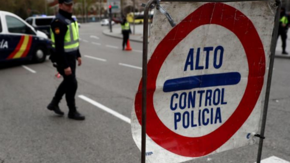 policia's tweet photo. Realizamos controles 🚓 para hacer de tu ciudad un lugar más seguro

Si nos encuentras no alertes de nuestra ubicación 📍 o podrías estar avisando a los malos

#ColaboraciónCiudadana https://t.co/O8MVBQnjvV