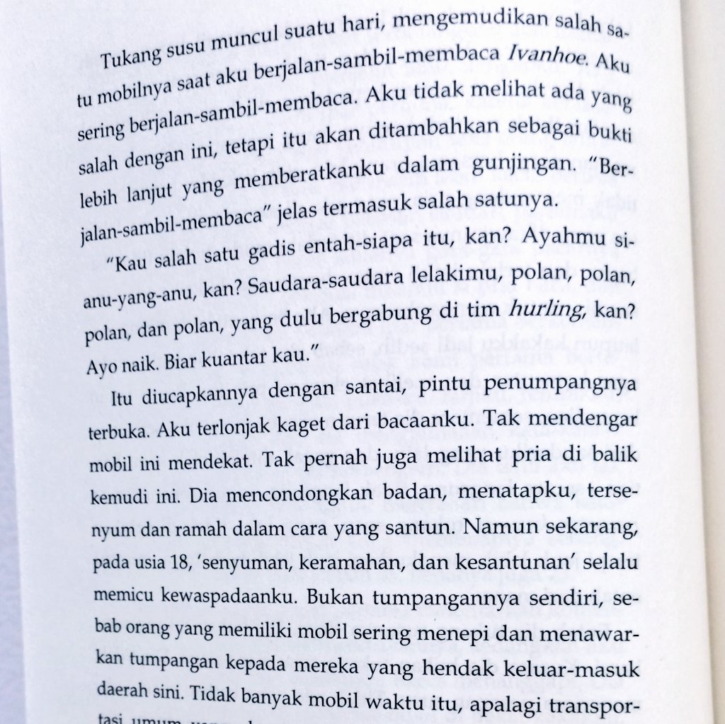 coffeewing's tweet photo. 8) a book with gold on the cover + book reccomended to you
(milkman - anna burns, 🇮🇩 transl. - nadya andwiani, publisher - @semicolonian)

#UtasBaca

only a few pages in and I already want to 🗡 bro-in-law 😊 but then the milkman is more dangerous? 🗡️🗡️🗡️ https://t.co/kB2CCnWLIV