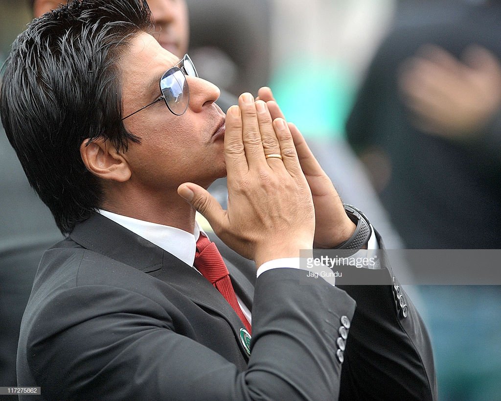 iSRKzVampire's tweet photo. Take a look his One side of his charming face. 
@iamsrk 🔥 https://t.co/sHTKqcRJ4m