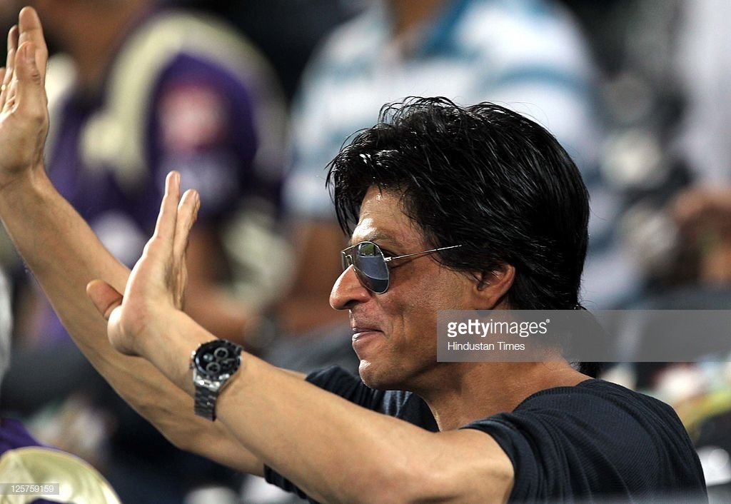 iSRKzVampire's tweet photo. Take a look his One side of his charming face. 
@iamsrk 🔥 https://t.co/sHTKqcRJ4m