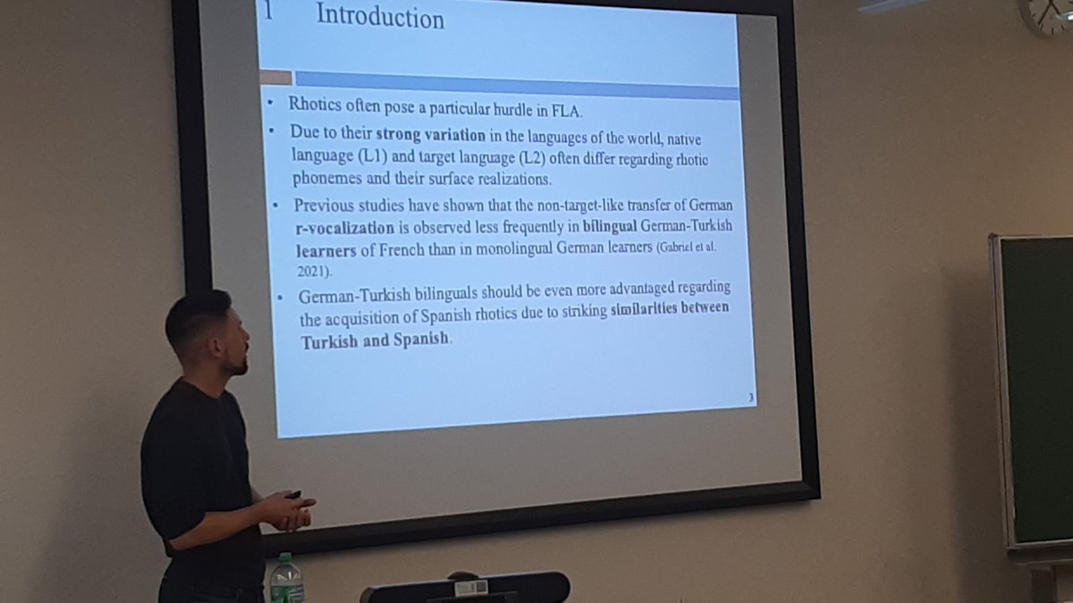 And now we welcome Jonas Grünke for a presentation on rhotics in Spanish produced by monolingual or bilingual learners !#Ratics7