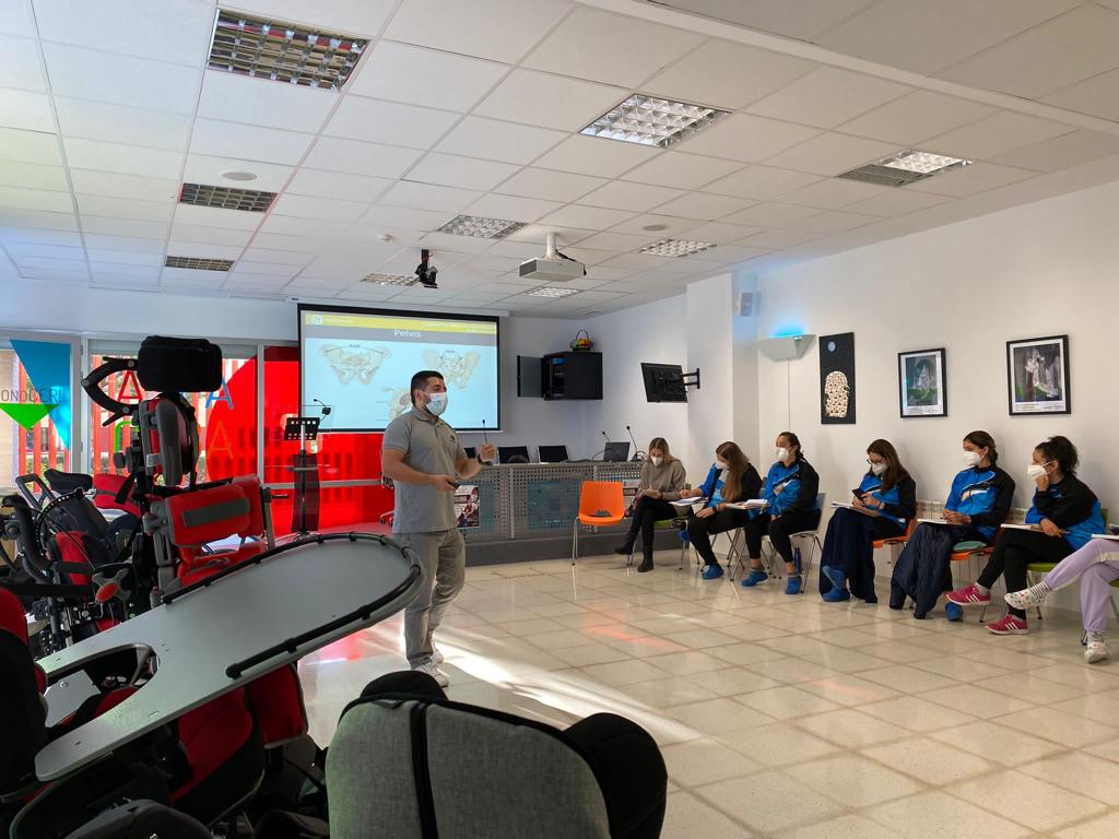 Reha_Girona's tweet photo. ¡Qué orgullo ver la pasión con que nuestros #AsesoresClínicos comparten conocimiento! Hoy Rubén Serrano, Carlos Calvo, Marta González y Diego Martínez, están impartiendo la charla “Manejo postural durante el día” para fisios y TOs de Aspace Badajoz y Zafra, en #AspaceBadajoz https://t.co/DMZNpgr0z0